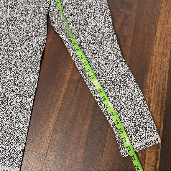 Athleta salutation stash pocket textured tight - Picture 7 of 8